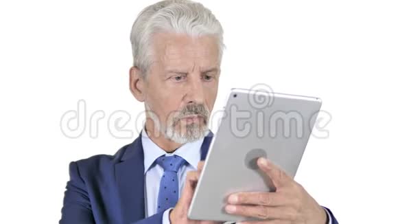 老商人使用平板电脑白色背景视频的预览图