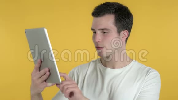 青年男子对黄底平板上的损失的反应视频的预览图