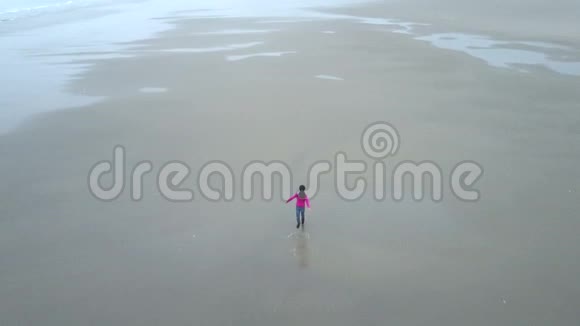 女孩在巨大的海滩上奔跑视频的预览图