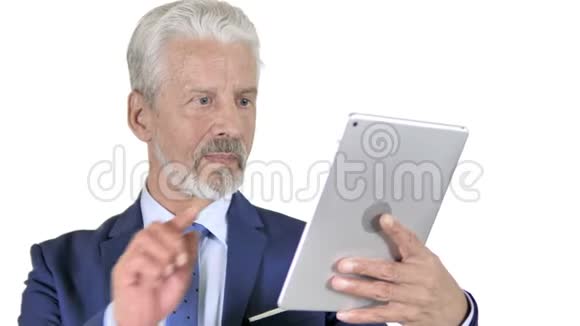 老商人白人背景下的桌上在线视频聊天视频的预览图