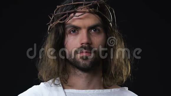 如果荆棘在黑暗的背景下看着摄像机就会在皇冠上哭泣耶稣基督视频的预览图