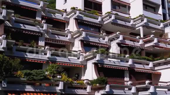 瑞士蒙特勒海门的豪华酒店配有阳台和阳台视频的预览图
