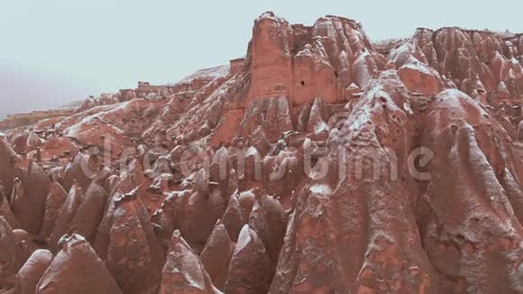 卡帕多西亚德夫伦特谷雪域景观的电影鸟瞰图视频的预览图