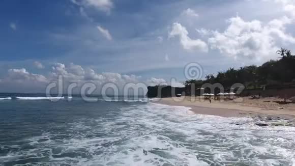一个美丽的热带度假胜地岩石海滩和美丽的海浪4k的无人机镜头视频的预览图