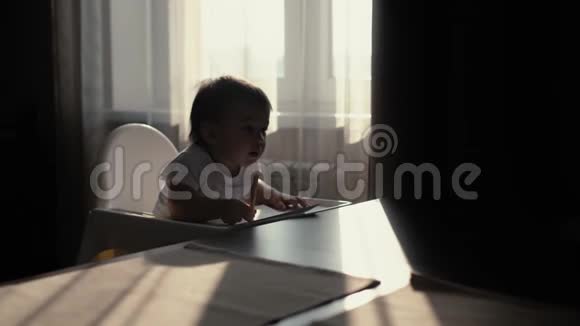 小可爱的女孩把铅笔放在桌子上跟妈妈重复视频的预览图