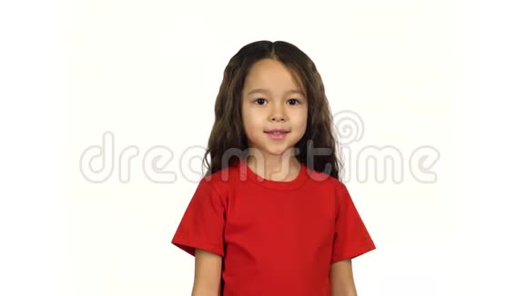 肖像小黑头发的孩子用手在白色背景上挥舞视频的预览图