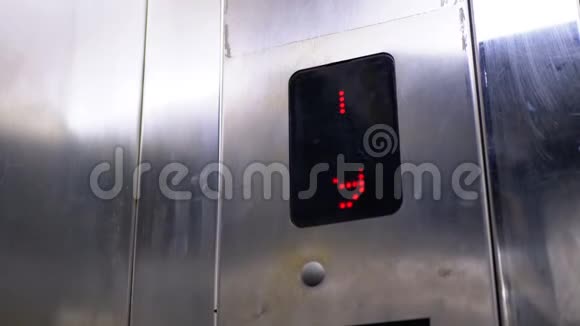 用箭头向上的数字显示电梯显示从8楼到14楼视频的预览图