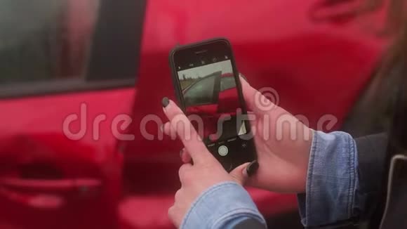 握着智能手机的女人的特写和车祸的照片视频的预览图