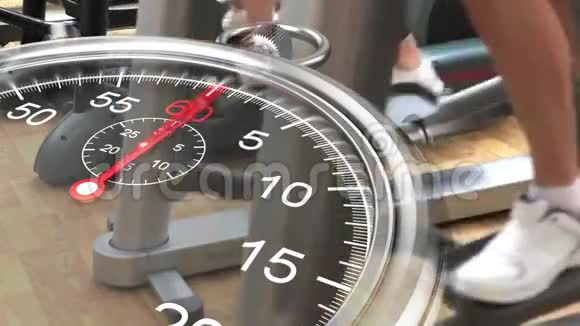 在健身房的交叉训练器上的秒表图形视频的预览图