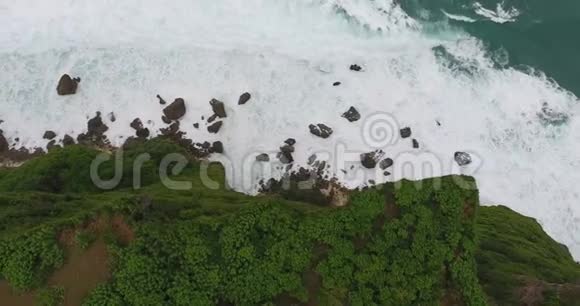 悬崖下海面上的最高景色是4k大岩石视频的预览图
