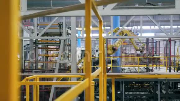 机器人手臂在一个工厂移动许多砖块视频的预览图