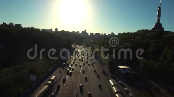 基辅市祖国大地景观夏季城市空中观景车之路视频的预览图