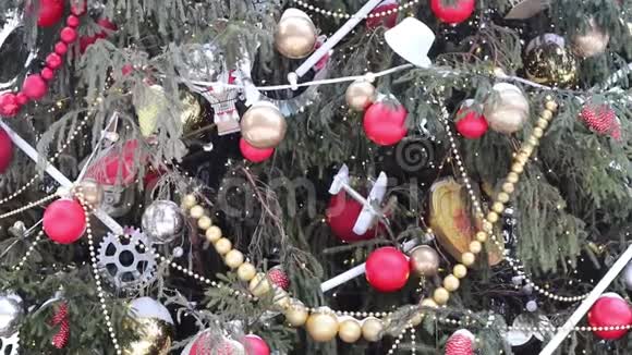 圣诞树上和降雪特写的圣诞树视频的预览图