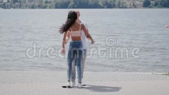 夏日公园里一对情侣在湖边跳舞视频的预览图