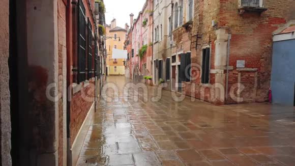 意大利威尼斯2019年5月意大利传统街道雨后湿沥青慢动作视频的预览图