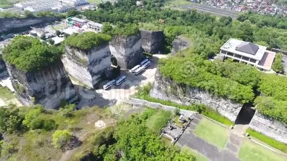 巴厘岛和公共汽车到文化公园旅游的空中镜头4k视频的预览图