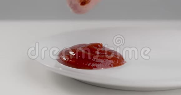 香肠在番茄酱中缓慢浸泡番茄酱与肉香肠在盘子与热酱4kDCI视频的预览图