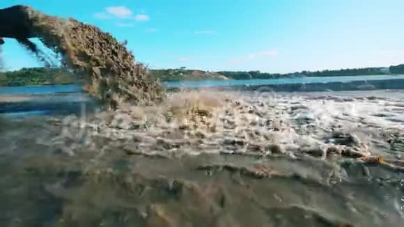 在采砂地点溅出脏水工业开采河流上的沙子视频的预览图