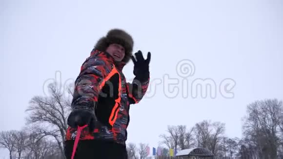快乐的旅行者在冬天玩耍和雪橇度假村的冬季旅游年轻的一家人在冬天的雪堆里玩雪橇视频的预览图
