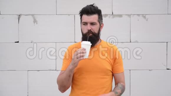 快乐的时髦男人带着咖啡去户外玩大胡子男人在户外喝咖啡视频的预览图