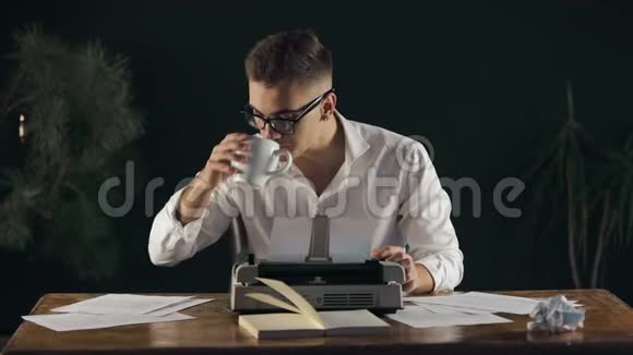忙碌的作家有咖啡视频的预览图