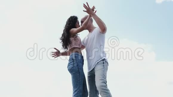 在天空背景下跳舞的专业舞者视频的预览图
