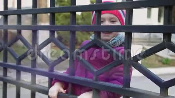 一个微笑着的小女孩34岁爬过篱笆视频的预览图