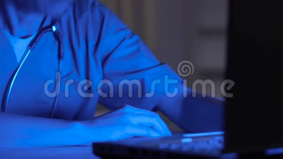 睡眠护士晚上突然在医院醒来用笔记本电脑工作视频的预览图