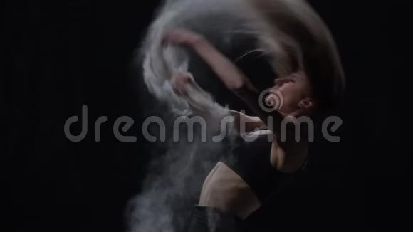 特写慢动作艺术舞者在空中投掷尘埃粒子视频的预览图