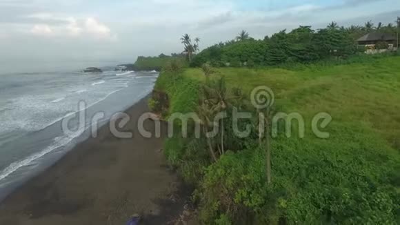 巴厘岛海岸线有一个小悬崖和许多草地的无人机镜头视频的预览图