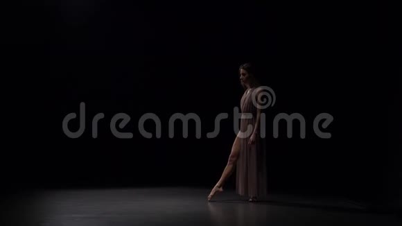 慢动作的运动少女舞蹈鄙在黑暗的工作室视频的预览图