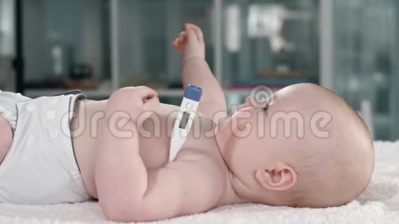 带体温计的宝宝视频的预览图