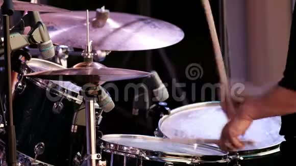 击鼓机一个鼓手在鼓包的上用棍棒打手摇滚乐队音乐会爵士乐视频的预览图