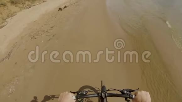 在海滩上骑自行车以获得健康和放松视频的预览图