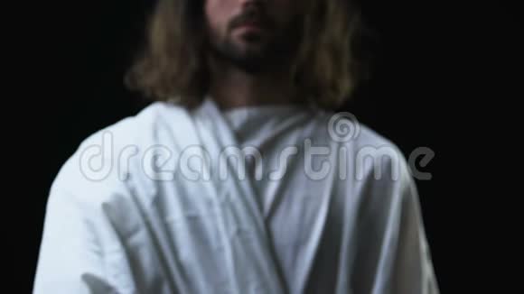耶稣基督伸出援助之手把灵魂带到天堂黑色的背景视频的预览图