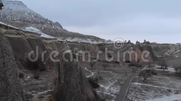 土耳其卡帕多西亚的帕萨巴格山谷有许多童话般的烟囱视频的预览图