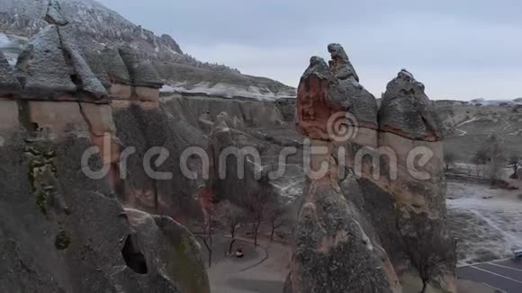 土耳其卡帕多西亚的蘑菇状岩层和仙女烟囱视频的预览图