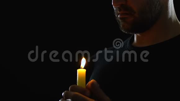 有蜡烛望天的人求神怜悯在教会祷告视频的预览图
