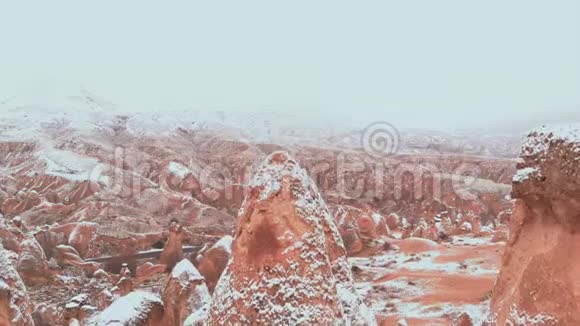 卡帕多西亚德夫伦特谷雪域景观的电影鸟瞰图视频的预览图