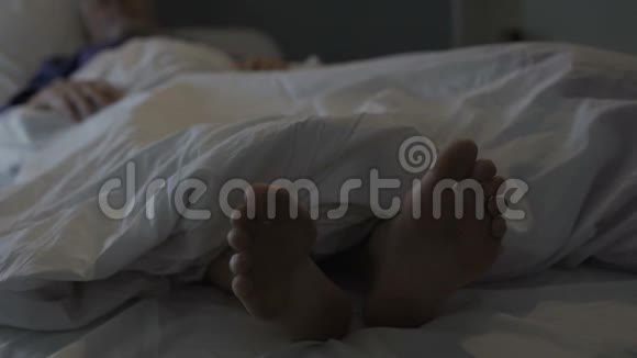 睡觉的人抓着脚臭臭味和脚菌引起的不适视频的预览图