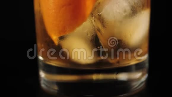 老式鸡尾酒镜头移向成品鸡尾酒这种鸡尾酒是由糖和糖波旁威士忌和冰块制成的视频的预览图
