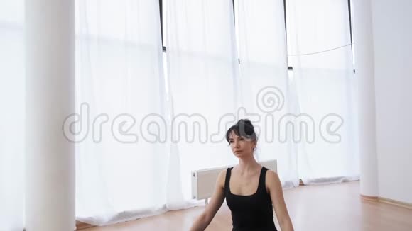 瑜伽女性沙发慢动作蝴蝶姿势和颈部伸展视频的预览图
