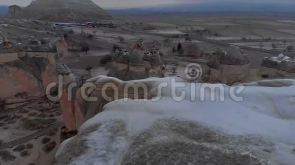 土耳其卡帕多西亚的蘑菇状岩层和仙女烟囱视频的预览图