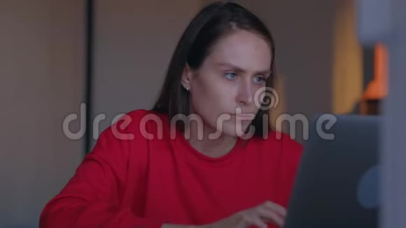 讨厌的女人用卡住的笔记本电脑生气视频的预览图