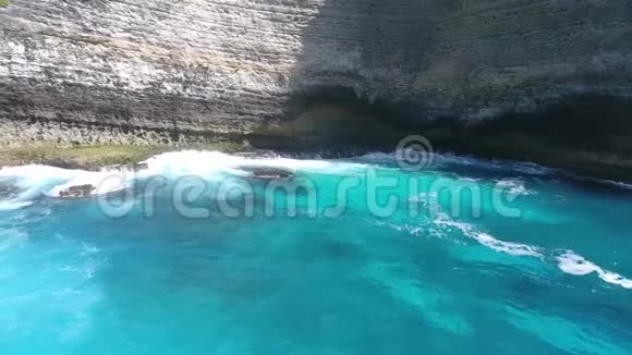 蓝色海水正在热带岛屿上撞击悬崖空中拍摄4k视频的预览图