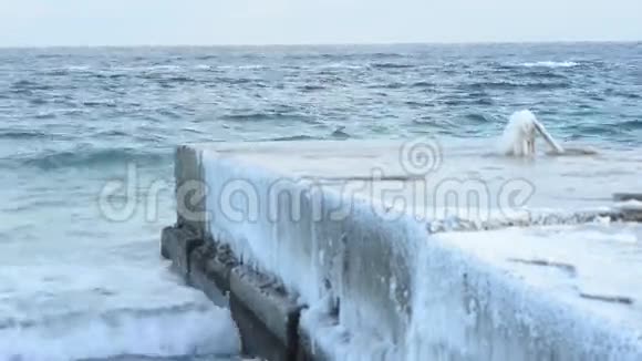 冬天码头上的波浪翻滚视频的预览图