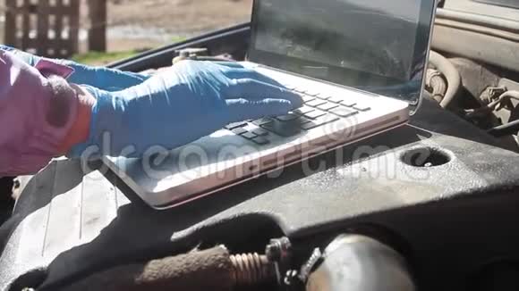 空气过滤器上使用笔记本电脑进行机械悬挂式发动机柴油测试视频的预览图
