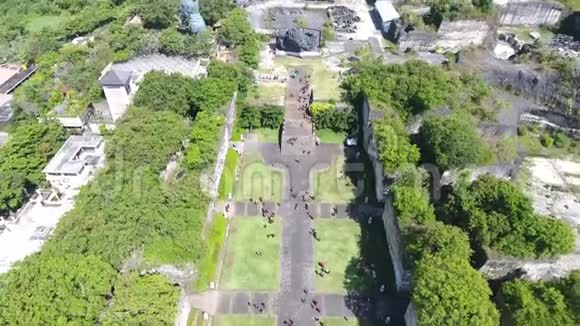 巴厘岛文化公园小巷的空中拍摄游客步行4k视频的预览图