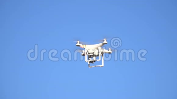 一架商用无人机在空中缓慢飞行视频的预览图