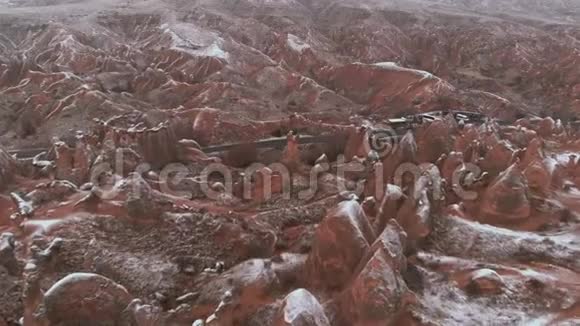 卡帕多西亚德夫伦特谷雪域景观的电影鸟瞰图视频的预览图